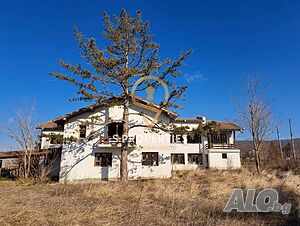 Жилищна сграда със склад в град Суворово
