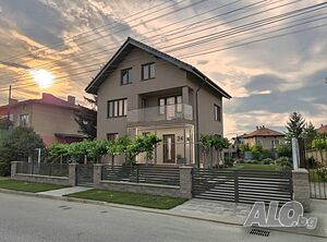 Къща с двор 886 кв.м. в гр. Костинброд