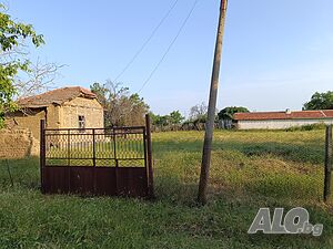 Продава се дворно място със стара къща в с. Подслон