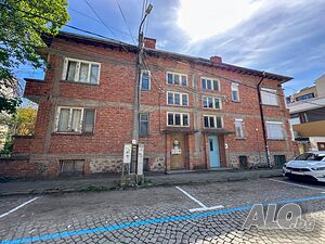 Продавам имот - етаж от къща