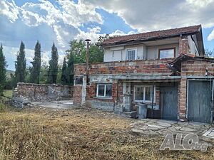 двуетажна къща