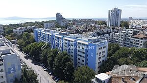 Тристаен в Лазур, до Флората - с простор и потенциал