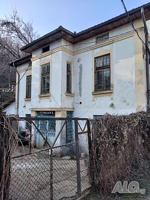 Къща с Двор