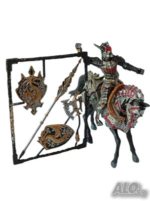 Играчка фигурка на рицар с кон и оръжия