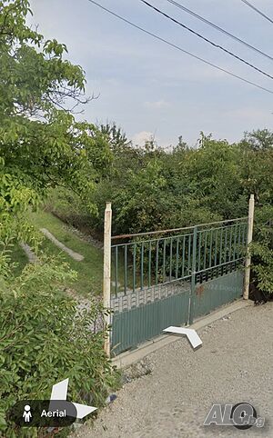 Дава се под наем парцел/място с къща под наем в кв. Суходол местност Манилов дол