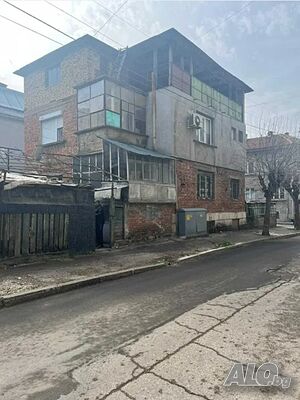 Триетажна Къща с двор и гараж, Широк център
