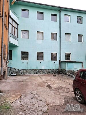 Масивна промишлена сграда в широкия център на град Русе