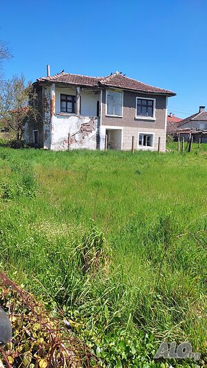 Собственик продава парцел със стара къща