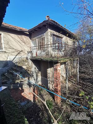 Продава масивна двуетажна къща в с. Орешник на 3 км. от Тополовград