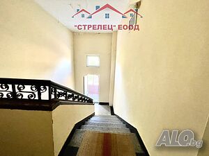Етаж от Тухлена Къща с Гараж и Дворно Място в Района на ”Рилските Блокове”