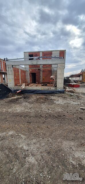 продава къща