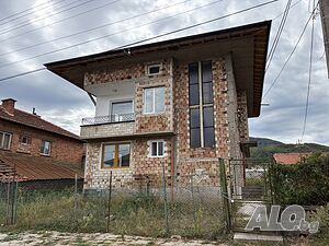 Продавам двуетажна реновирана съвременна къща 240кв.м. РЗП и голям двор 700кв.м. в с. Тополово