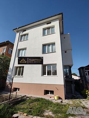 Просторна къща на три етажа на десет минути от центъра
