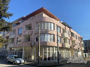Многостаен апартамент с голяма тераса на оживена улица