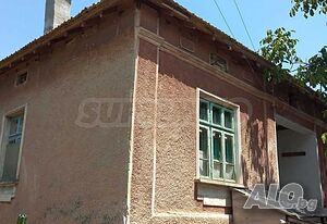 Просторна двуетажна къща с голям двор и каменни постройки
