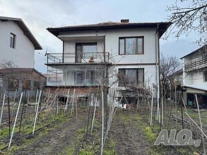 Двуетажна къща с голям двор в центъра на Банско