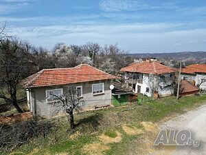 Автентичен имот с просторен двор близо до язовир ”Сопот”