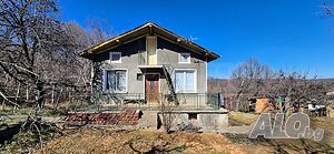 Масивна тухлена къща с поддържан двор в само на 6 км от Габрово