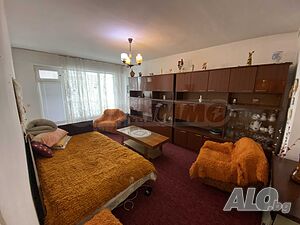 Двустаен апартамент до емблематична сграда