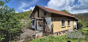 Къща близнак за ремонт с възможност за закупуване и на реновирана част