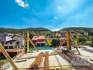 Тристаен апартамент с голям собствен двор в село Лозен