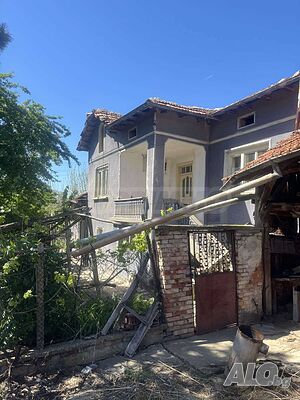 Тухлена двуетажна къща с гараж и кладенец, разположена в спокойно село близо до Павликени