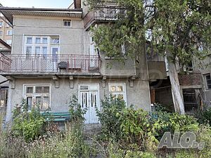 Самостоятелна къща с двор и гараж в сърцето на Велико Търново