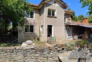 Реновирана двуетажна къща с двор и гледка към Балкана