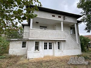 Двуетажна къща с голям двор и гараж в село на брега на р. Дунав