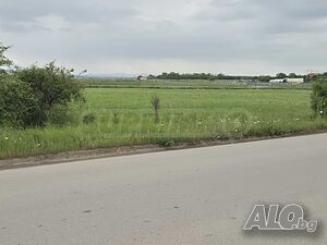 Парцел с лице на асфалтов път в кв. Враждебна