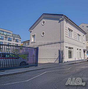 Луксозно реновирана самостоятелна къща в сърцето на София