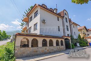 Отличен бизнес имот с голям двор и 5 паркоместа до бул. ”Черни връх”