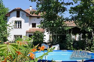 Реновирана къща с красива градина и доказан Airbnb потенциал край Павликени