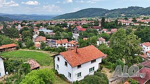 Къща на два етажа с южно изложение и невероятна панорама