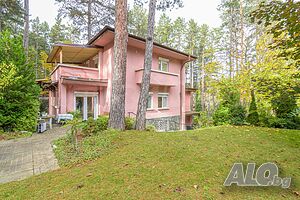 Просторна къща с прекрасен двор за продажба в гр. Банкя