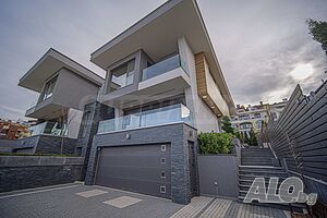 Луксозна къща с просторен двор до ул. „Кумата“ в кв. „Бояна“