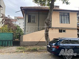 Етаж от къща с дворно място на тиха улица