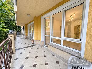 Просторен офис с голяма веранда под наем в затворен комплекс с охрана