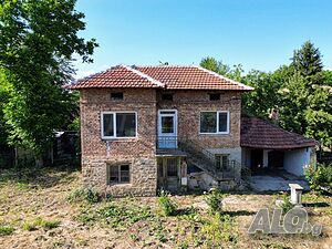 Двуетажна, масивна къща в село на 35 км от Велико Търново