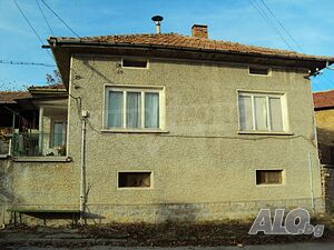 Масивна двуетажна къща в село на 40 км. от Велико Търново