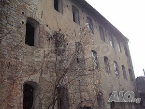 Парцел със стара сграда на територията на старото военно училище във Велико Търново