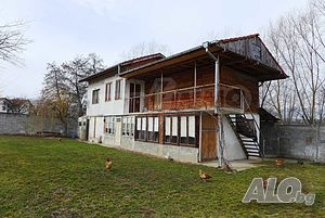 Двуетажна къща с двор
