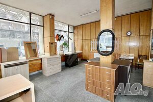 Магазин с витрина към главна улица в града