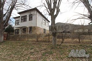 Бивше училище в центъра на село само на 30 км от Велико Търново