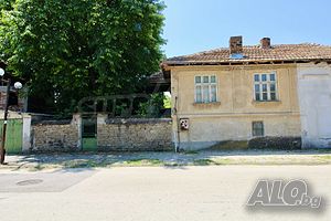 Двуетажна къща с двор в град Павликени