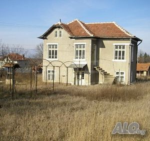 Масивна двуетажна къща с двор, близо до язовир
