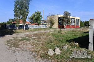 Парцел за застрояване до стадион и хипермаркет