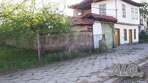 Двуетажна къща с двор много близо до Троянския манастир