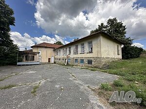 Старо училище в село на пътя между Дряново и Килифарево
