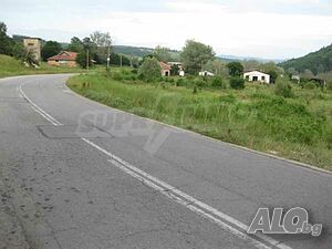 Голям парцел земя, с лице на главен път, само на 12 км от Трявна